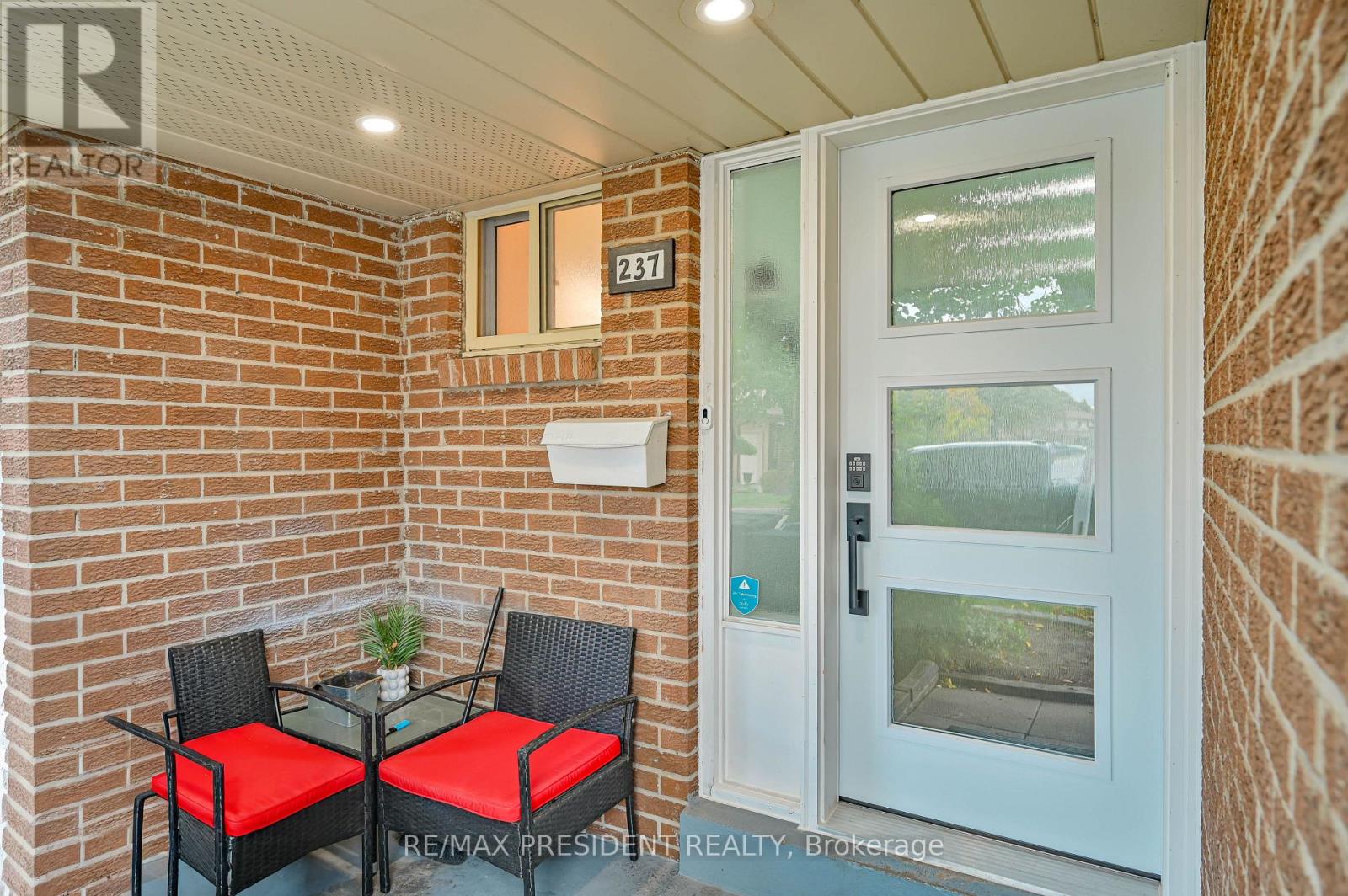 237 Baronwood Crescent, Brampton, Ontario  L6V 3H6 - Photo 4 - W12483349