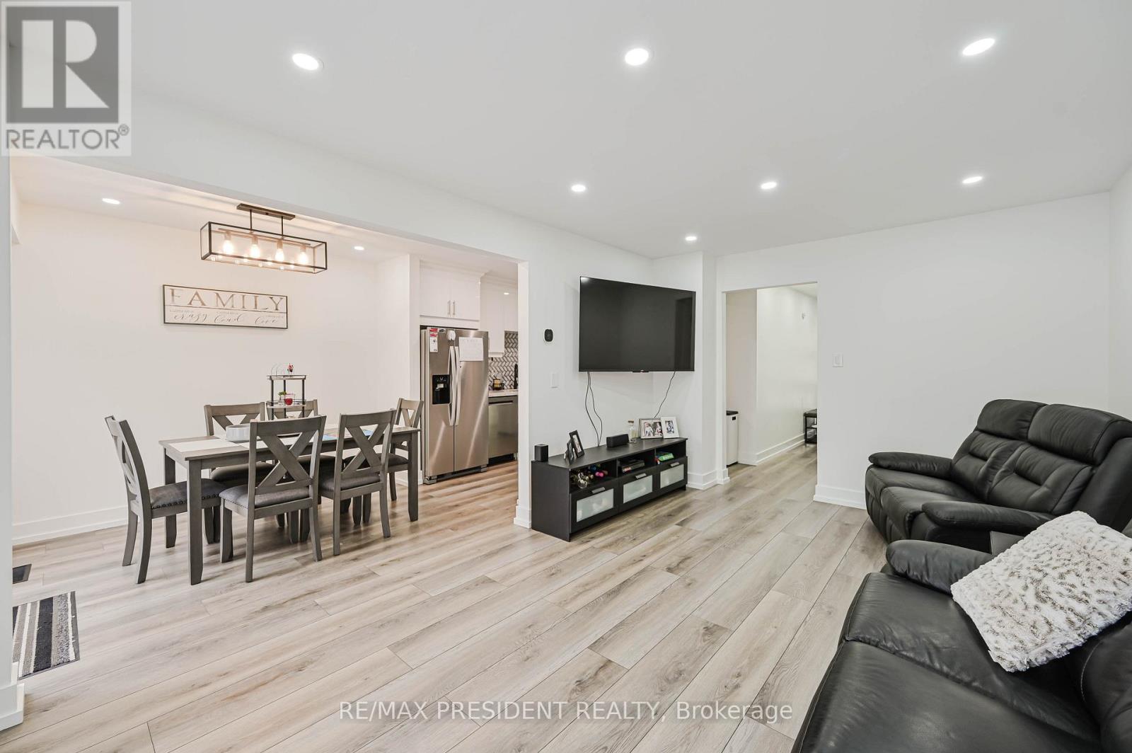237 Baronwood Crescent, Brampton, Ontario  L6V 3H6 - Photo 8 - W12483349