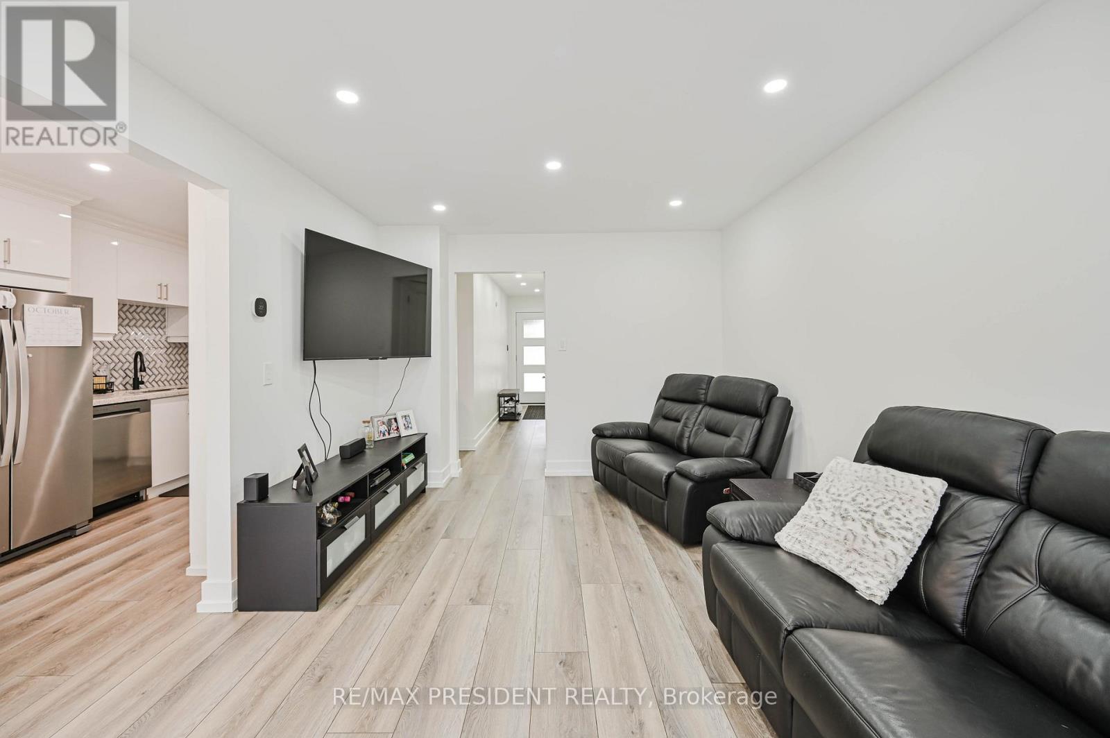 237 Baronwood Crescent, Brampton, Ontario  L6V 3H6 - Photo 9 - W12483349