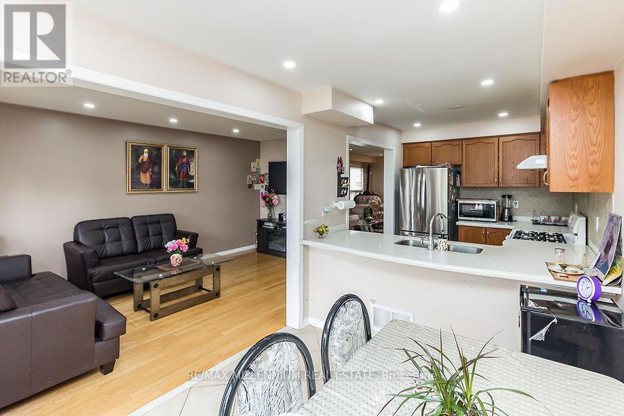 9 Revelstoke Place, Brampton, Ontario  L6R 3G3 - Photo 11 - W12483371