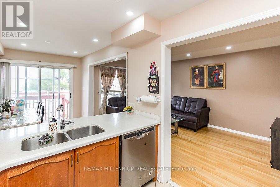 9 Revelstoke Place, Brampton, Ontario  L6R 3G3 - Photo 12 - W12483371