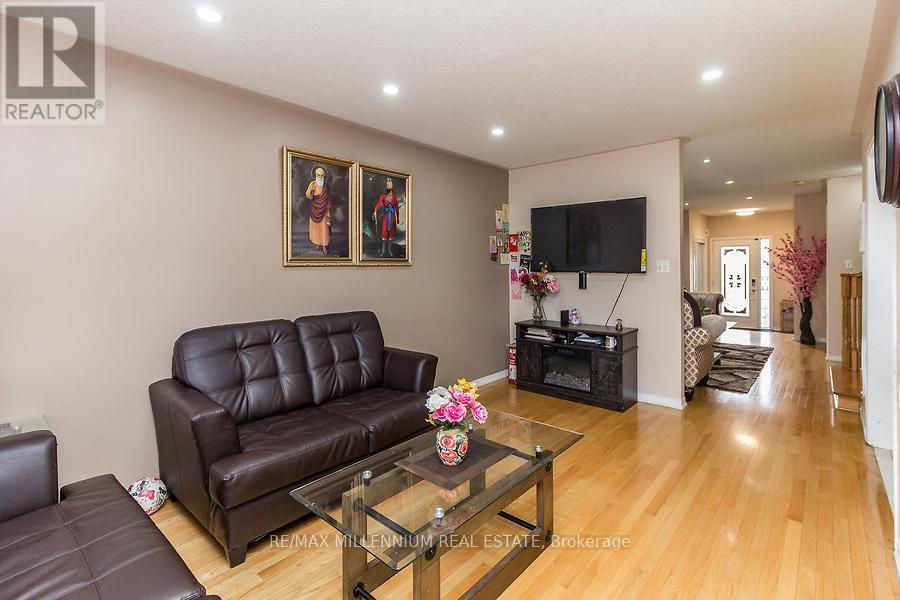 9 Revelstoke Place, Brampton, Ontario  L6R 3G3 - Photo 13 - W12483371