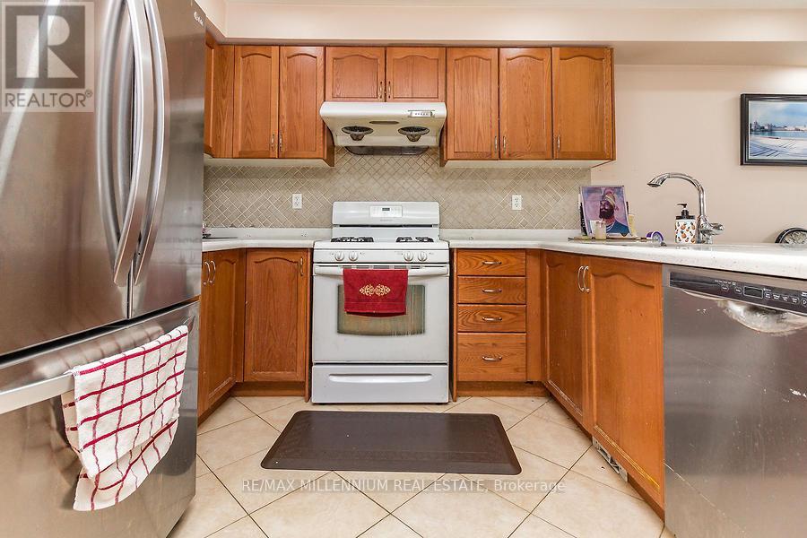 9 Revelstoke Place, Brampton, Ontario  L6R 3G3 - Photo 15 - W12483371