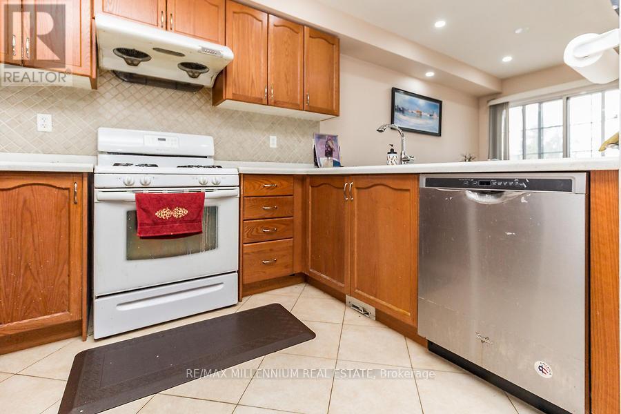 9 Revelstoke Place, Brampton, Ontario  L6R 3G3 - Photo 16 - W12483371