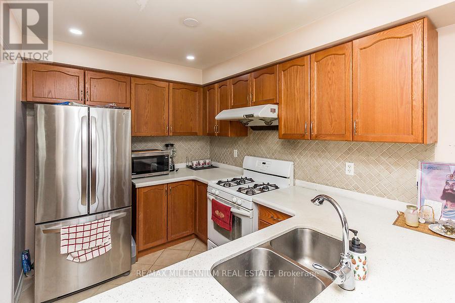 9 Revelstoke Place, Brampton, Ontario  L6R 3G3 - Photo 17 - W12483371