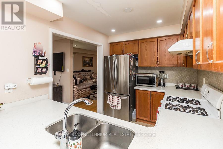 9 Revelstoke Place, Brampton, Ontario  L6R 3G3 - Photo 18 - W12483371