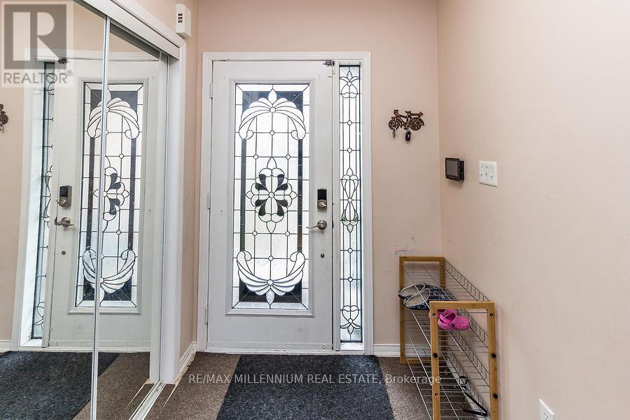 9 Revelstoke Place, Brampton, Ontario  L6R 3G3 - Photo 5 - W12483371