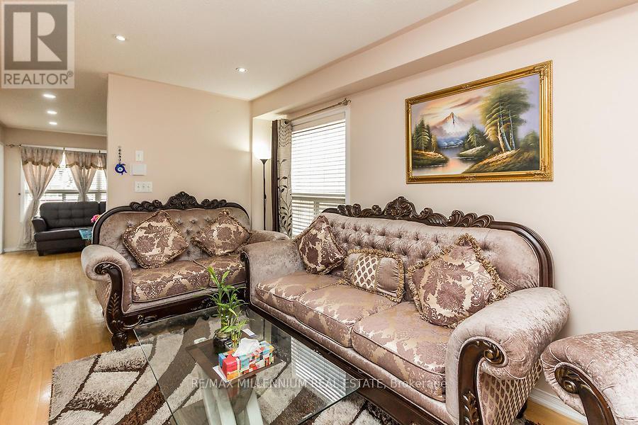 9 Revelstoke Place, Brampton, Ontario  L6R 3G3 - Photo 7 - W12483371