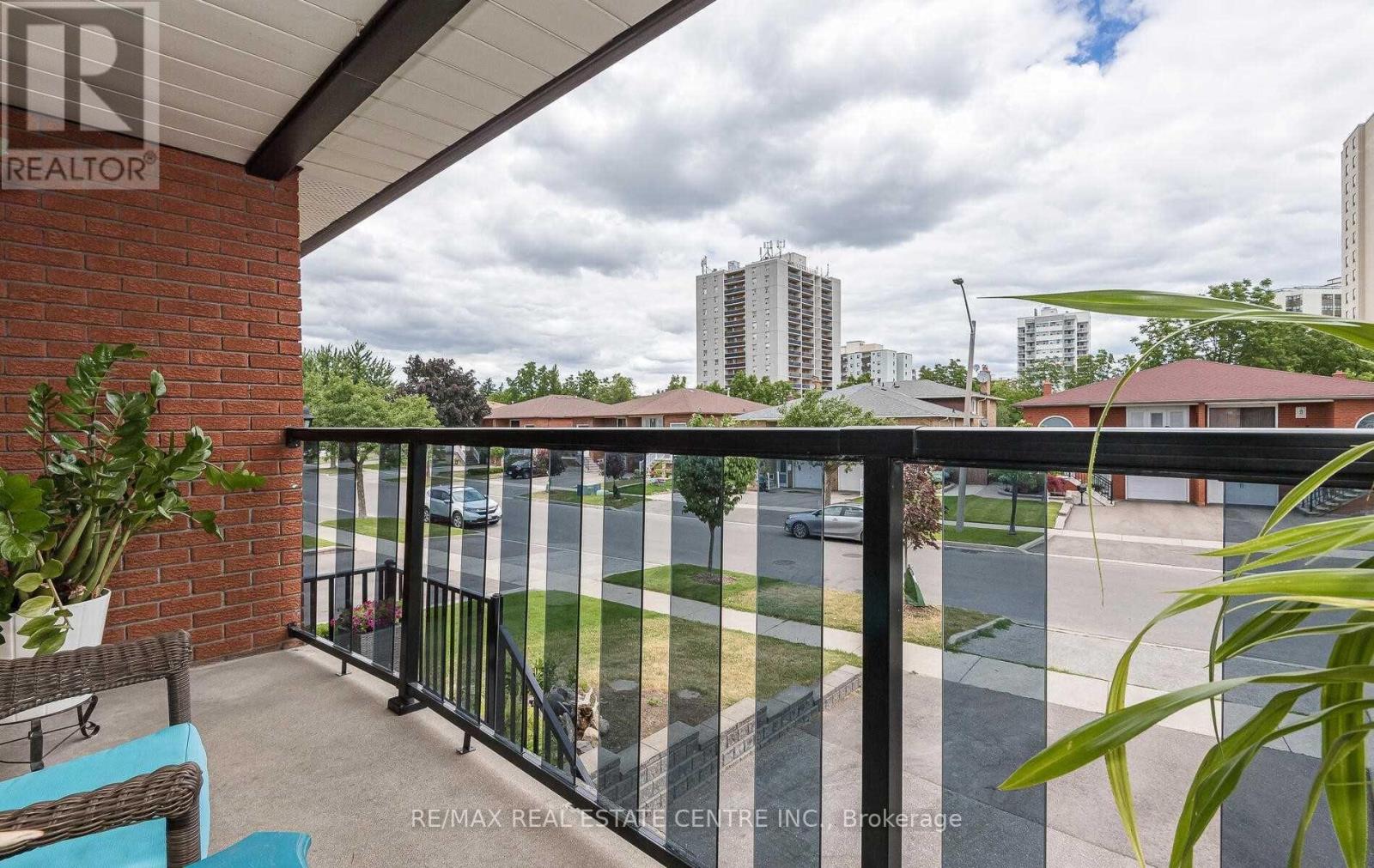 115 Antigua Road, Mississauga, Ontario  L5B 2T9 - Photo 3 - W12483382