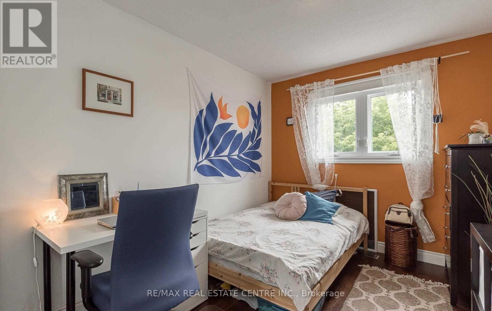 115 Antigua Road, Mississauga, Ontario  L5B 2T9 - Photo 4 - W12483382