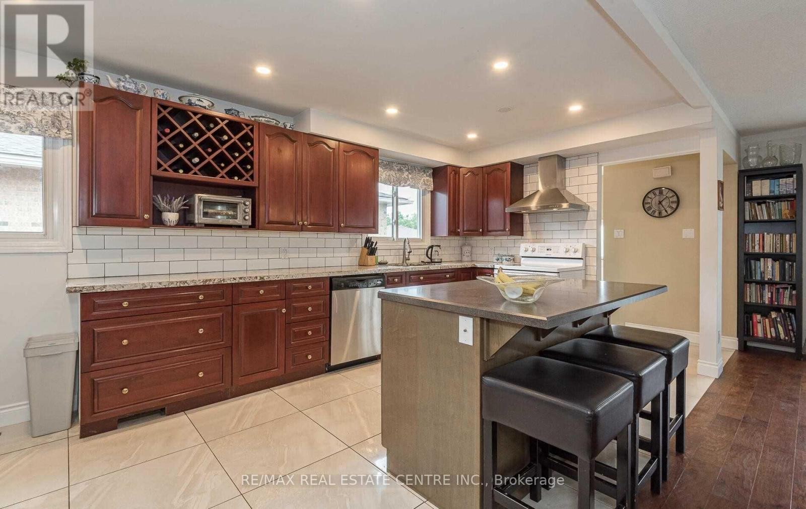 115 Antigua Road, Mississauga, Ontario  L5B 2T9 - Photo 5 - W12483382
