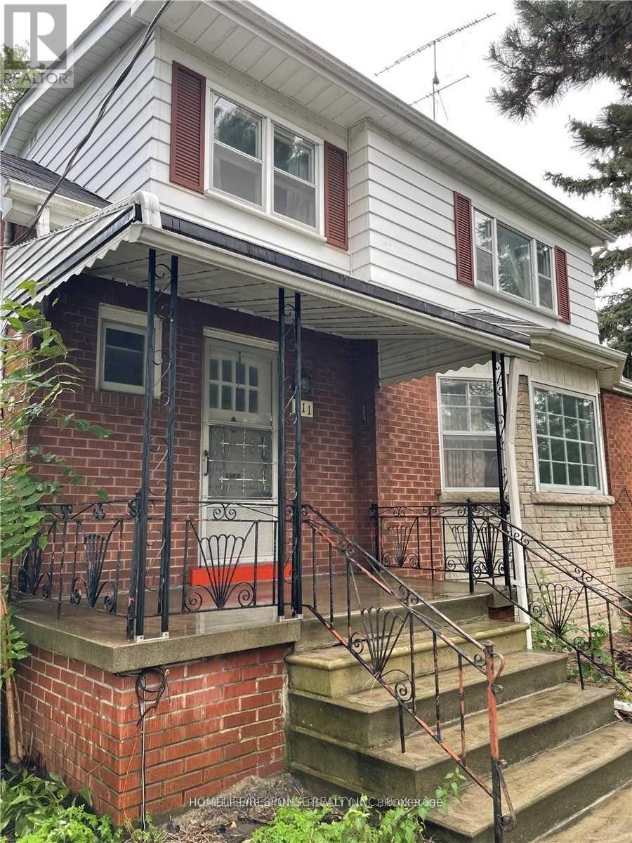211 BERING AVENUE, Toronto, Ontario