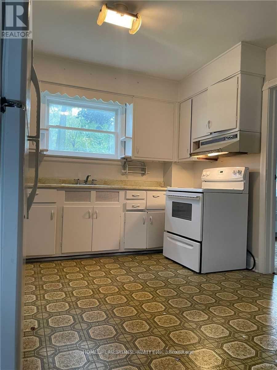 211 Bering Avenue, Toronto, Ontario  M8Z 3A4 - Photo 2 - W12483388