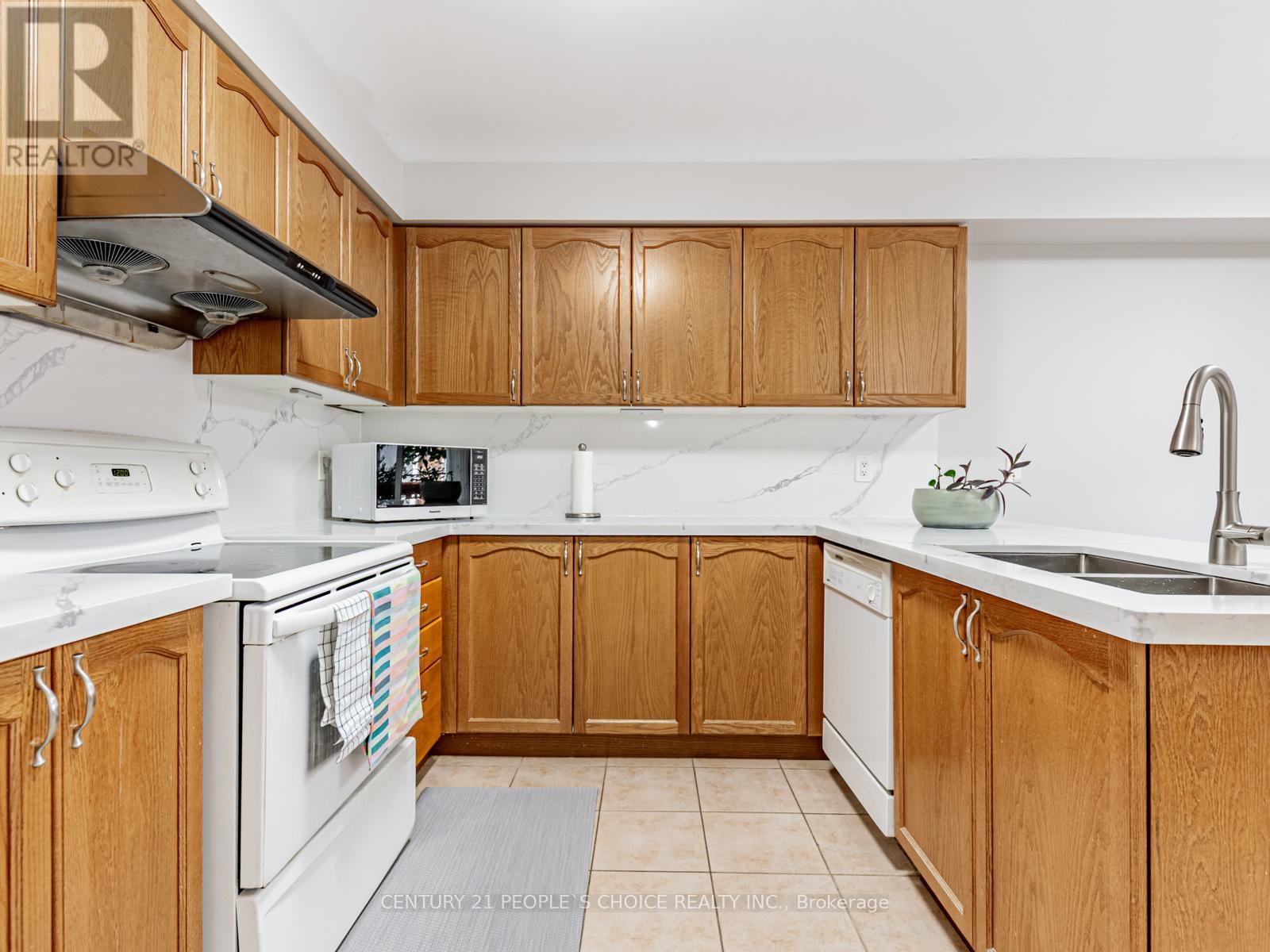 5 - 27 West Dean Park Drive, Toronto, Ontario  M9B 2R5 - Photo 13 - W12483400