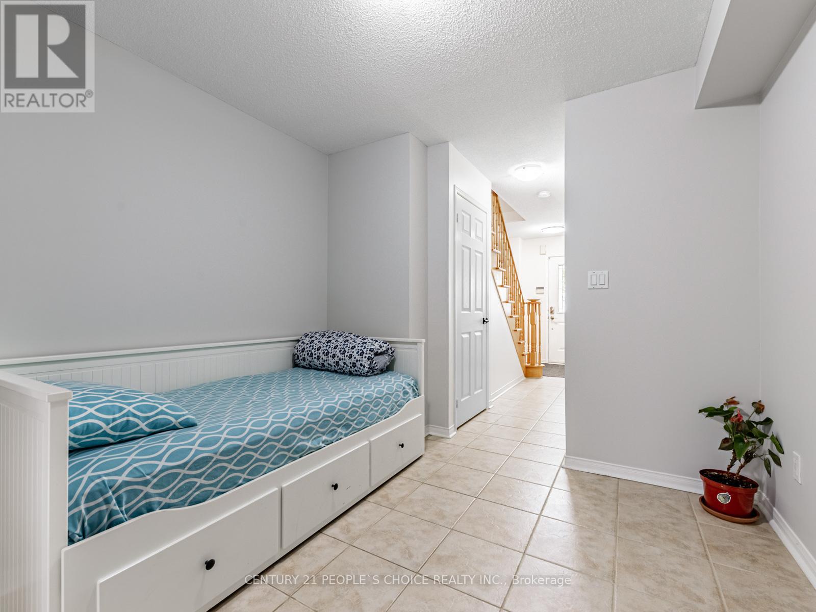 5 - 27 West Dean Park Drive, Toronto, Ontario  M9B 2R5 - Photo 4 - W12483400