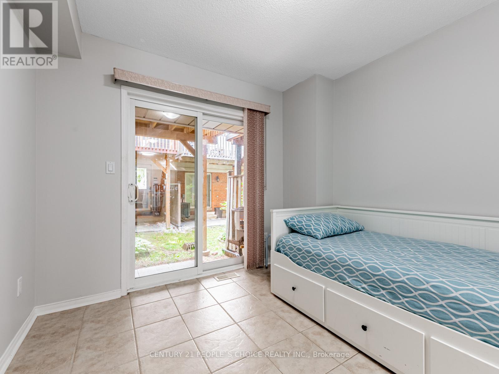 5 - 27 West Dean Park Drive, Toronto, Ontario  M9B 2R5 - Photo 5 - W12483400