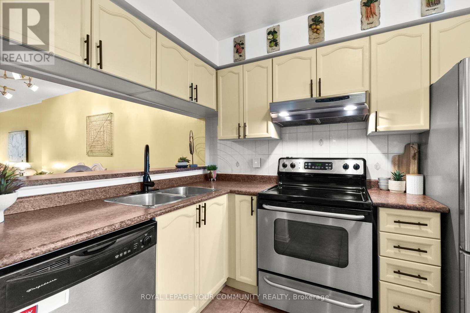 11 - 210 Manitoba Street, Toronto, Ontario  M8Y 4G7 - Photo 3 - W12483412