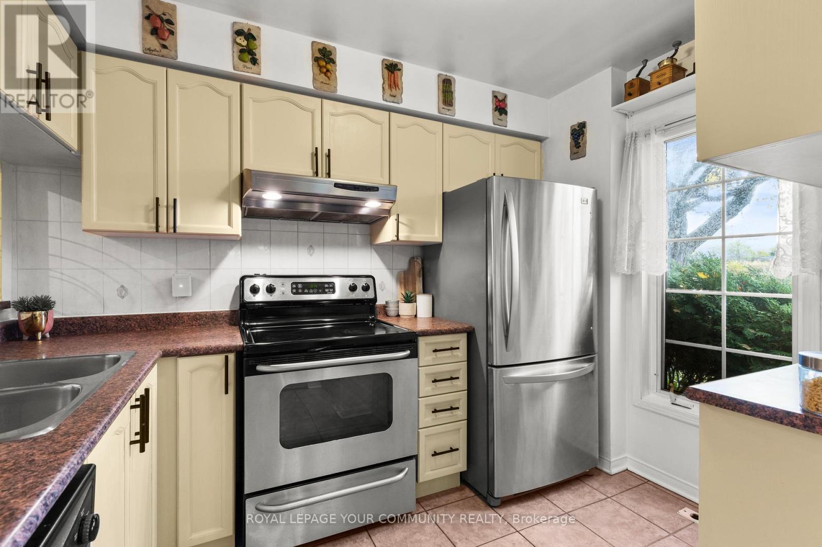 11 - 210 Manitoba Street, Toronto, Ontario  M8Y 4G7 - Photo 6 - W12483412