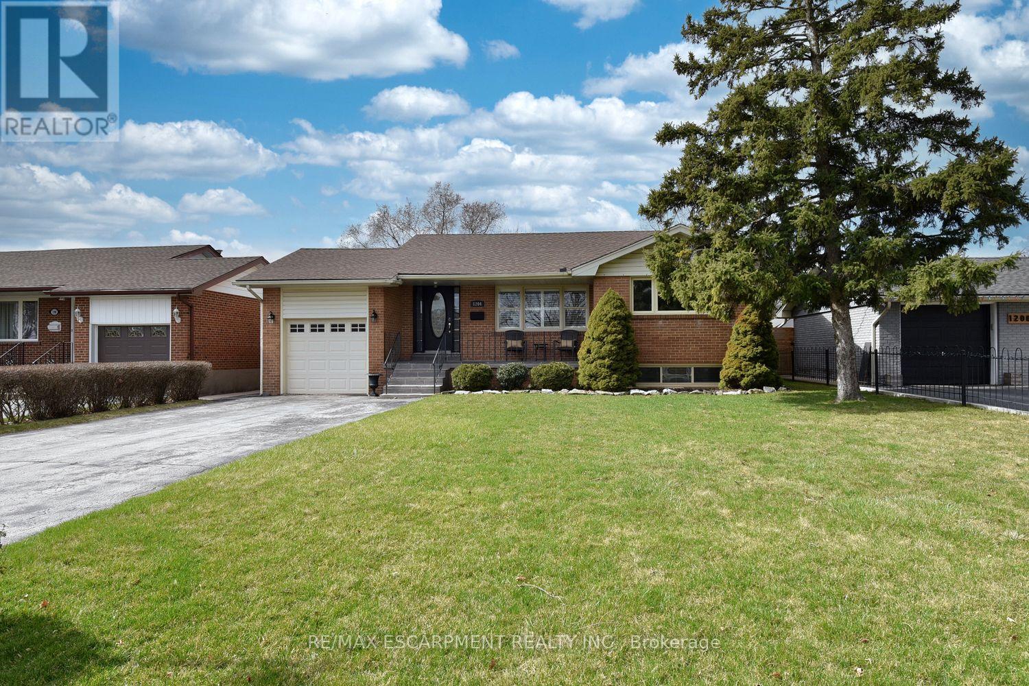 1204 Tavistock Drive, Burlington, Ontario  L7P 2N5 - Photo 4 - W12483415