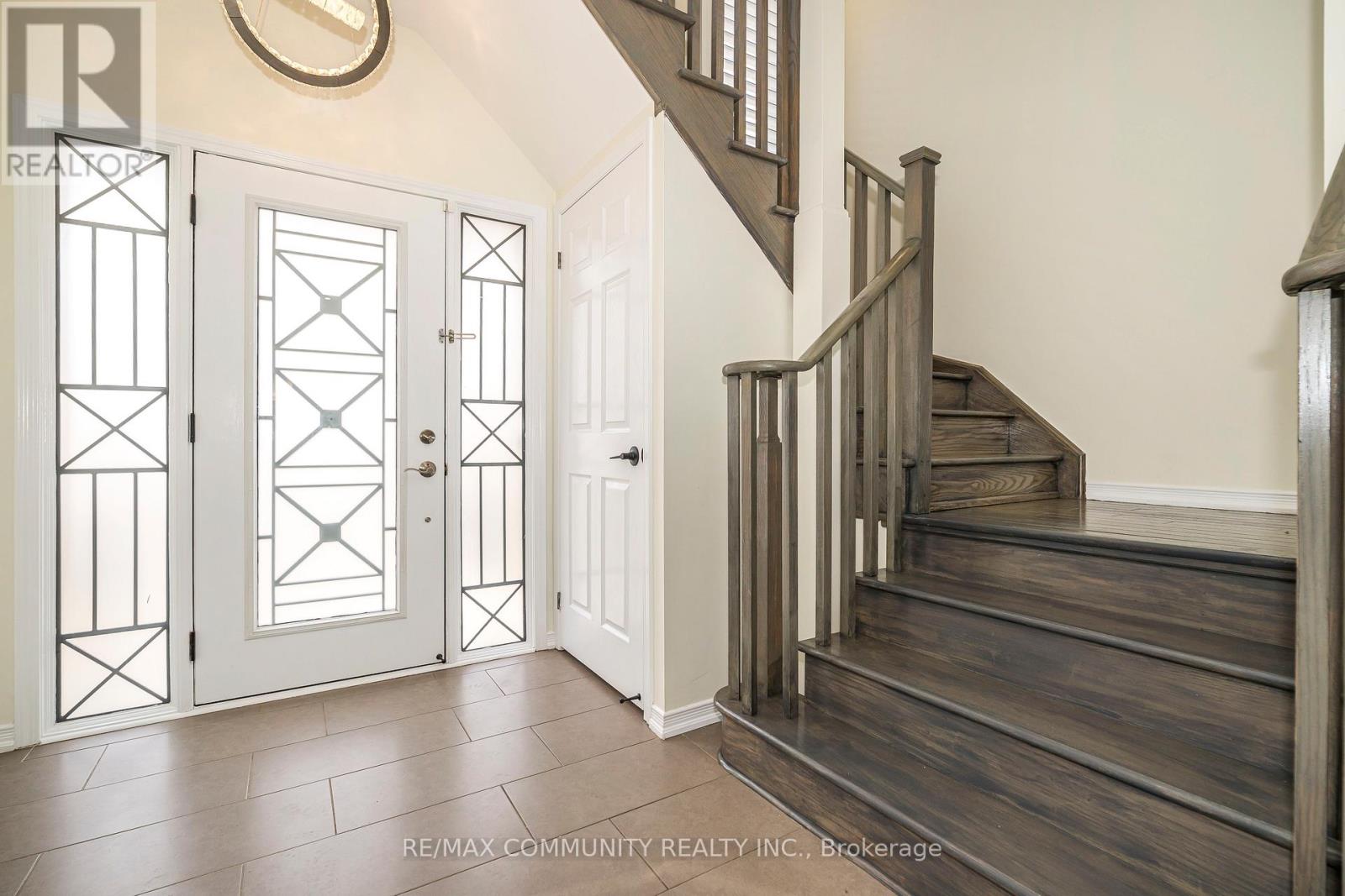 2057 Cliff Road, Mississauga, Ontario  L5A 2N6 - Photo 2 - W12483448