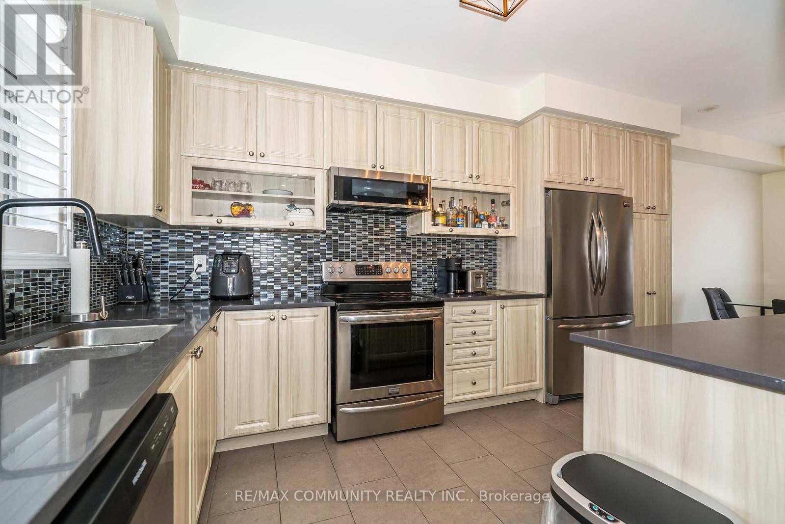 2057 Cliff Road, Mississauga, Ontario  L5A 2N6 - Photo 5 - W12483448
