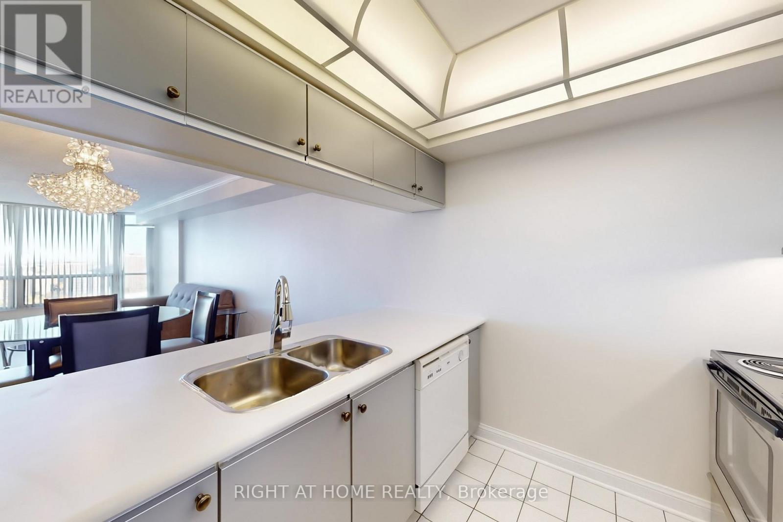2206 - 22 Hanover Road, Brampton, Ontario  L6S 5K7 - Photo 19 - W12483458