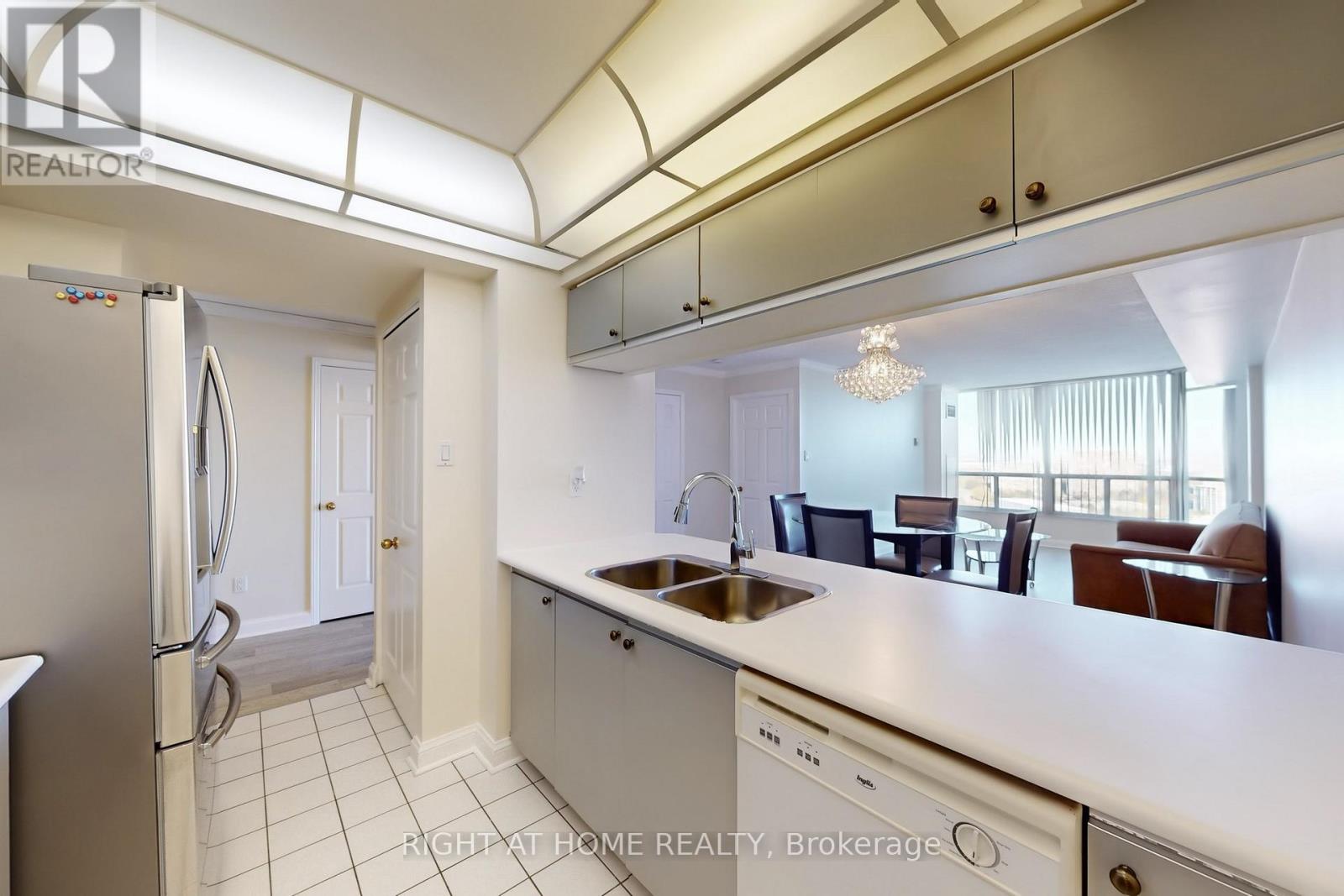 2206 - 22 Hanover Road, Brampton, Ontario  L6S 5K7 - Photo 20 - W12483458