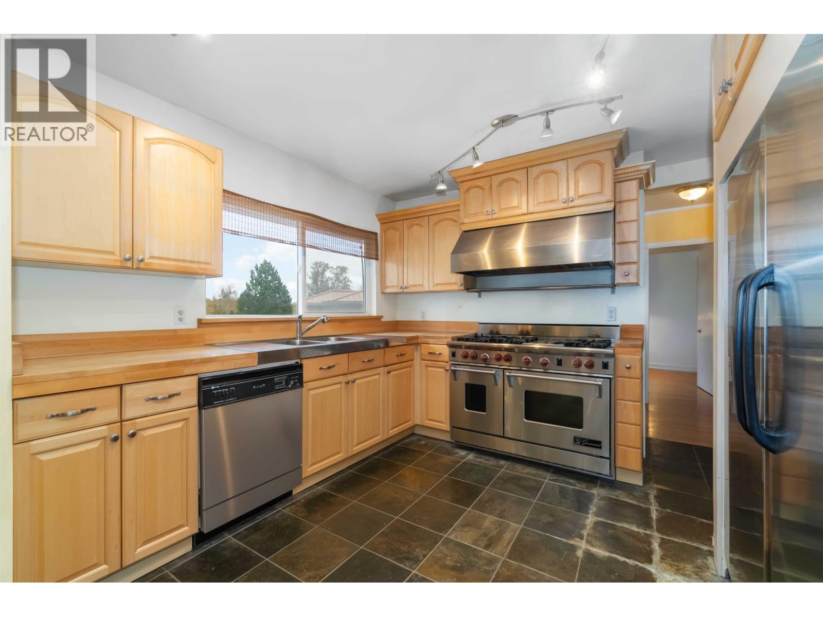 4037 Nithsdale Street, Burnaby, British Columbia  V5G 1P5 - Photo 3 - R3061965