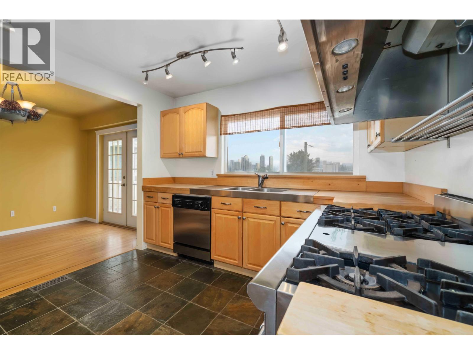 4037 Nithsdale Street, Burnaby, British Columbia  V5G 1P5 - Photo 4 - R3061965