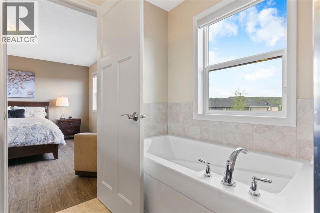 33 Sundown Grove, Cochrane, Alberta  T4C 0X7 - Photo 21 - A2250217