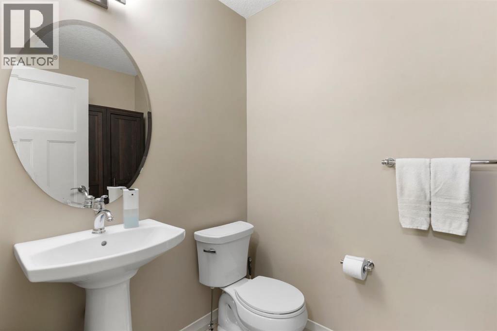 33 Sundown Grove, Cochrane, Alberta  T4C 0X7 - Photo 4 - A2250217