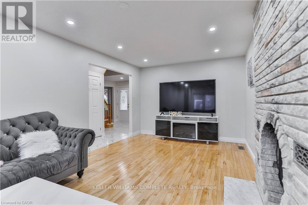 2 Robespierre Court, Hamilton, Ontario  L9B 2G6 - Photo 10 - X12483427