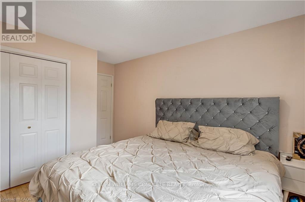 2 Robespierre Court, Hamilton, Ontario  L9B 2G6 - Photo 28 - X12483427