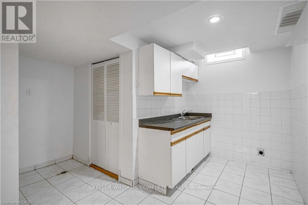 2 Robespierre Court, Hamilton, Ontario  L9B 2G6 - Photo 40 - X12483427