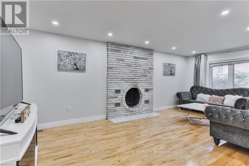 2 Robespierre Court, Hamilton, Ontario  L9B 2G6 - Photo 8 - X12483427