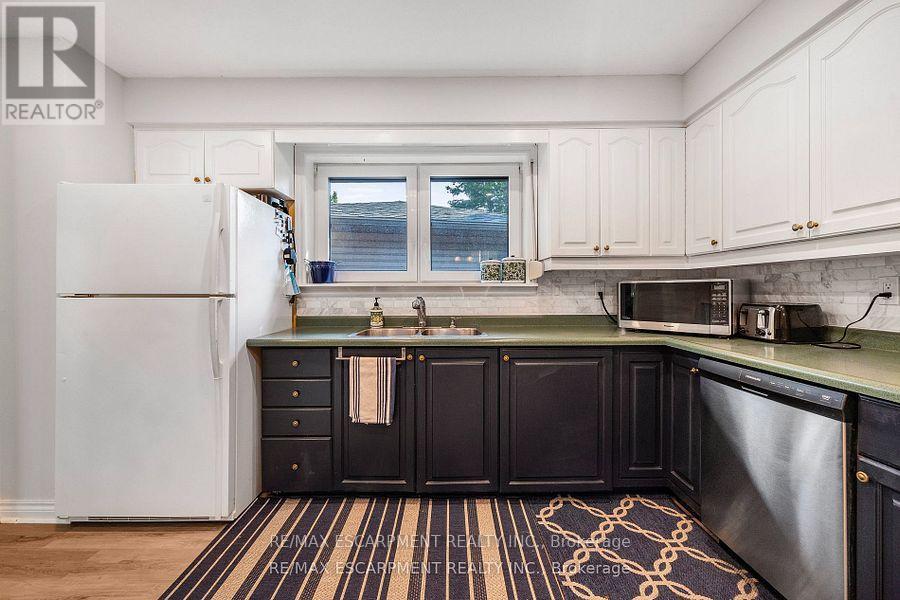 172 Old Ancaster Road, Hamilton, Ontario  L9H 3R4 - Photo 8 - X12483445