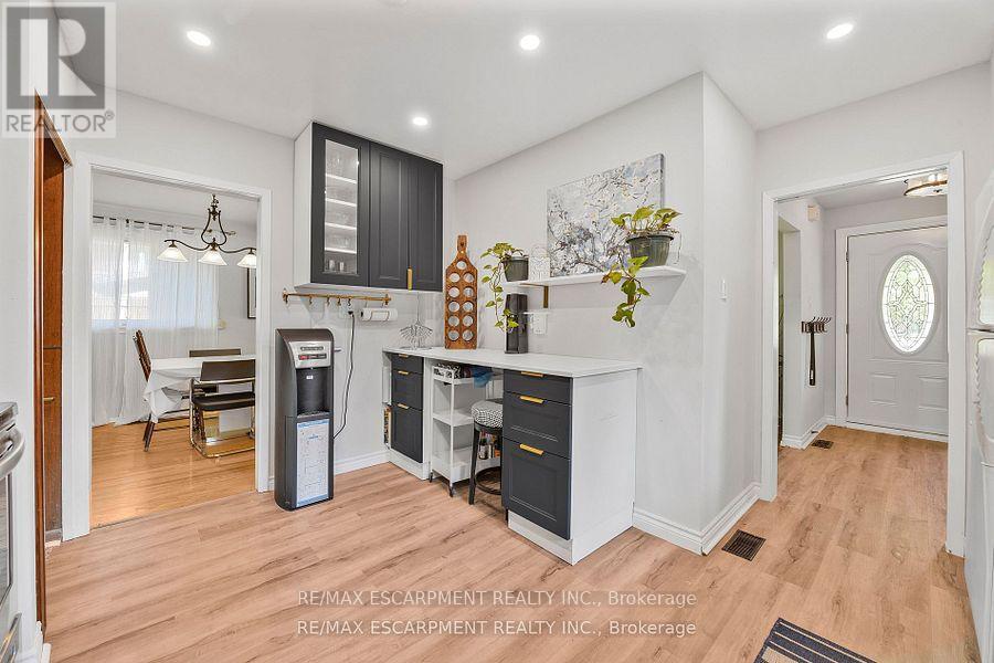 172 Old Ancaster Road, Hamilton, Ontario  L9H 3R4 - Photo 9 - X12483445