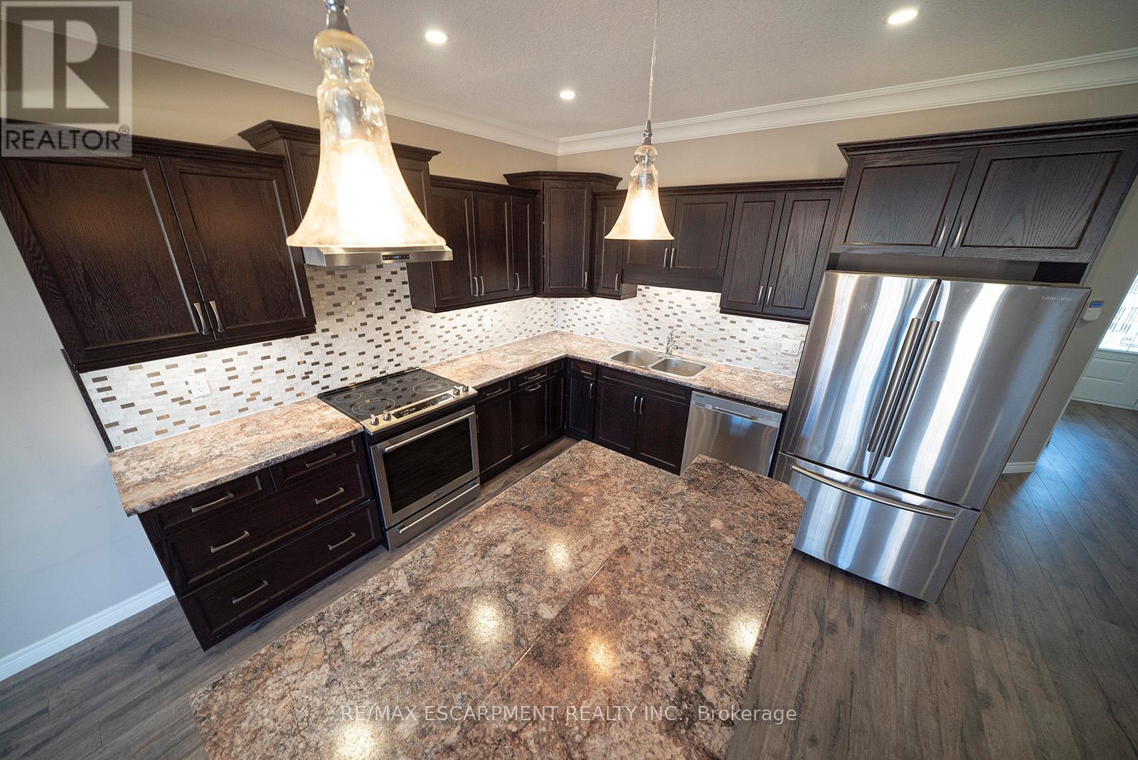 B - 112 Mount Pleasant Street, Brantford, Ontario  N3T 1T3 - Photo 8 - X12483449