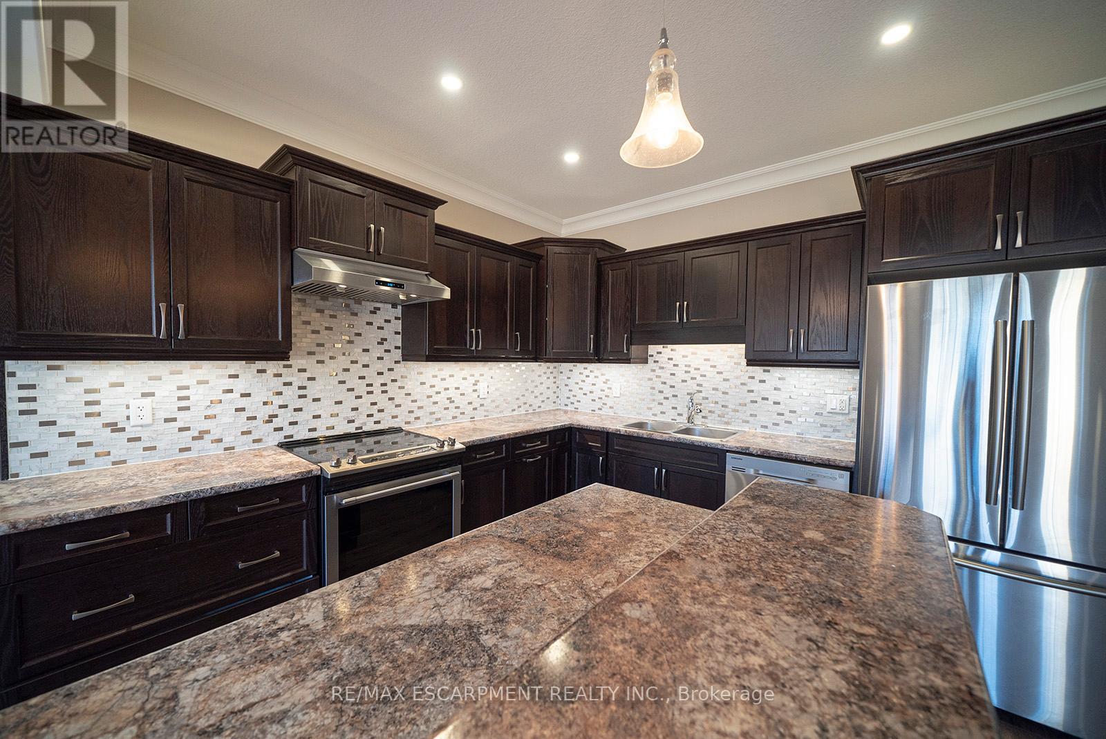 B - 112 Mount Pleasant Street, Brantford, Ontario  N3T 1T3 - Photo 9 - X12483449