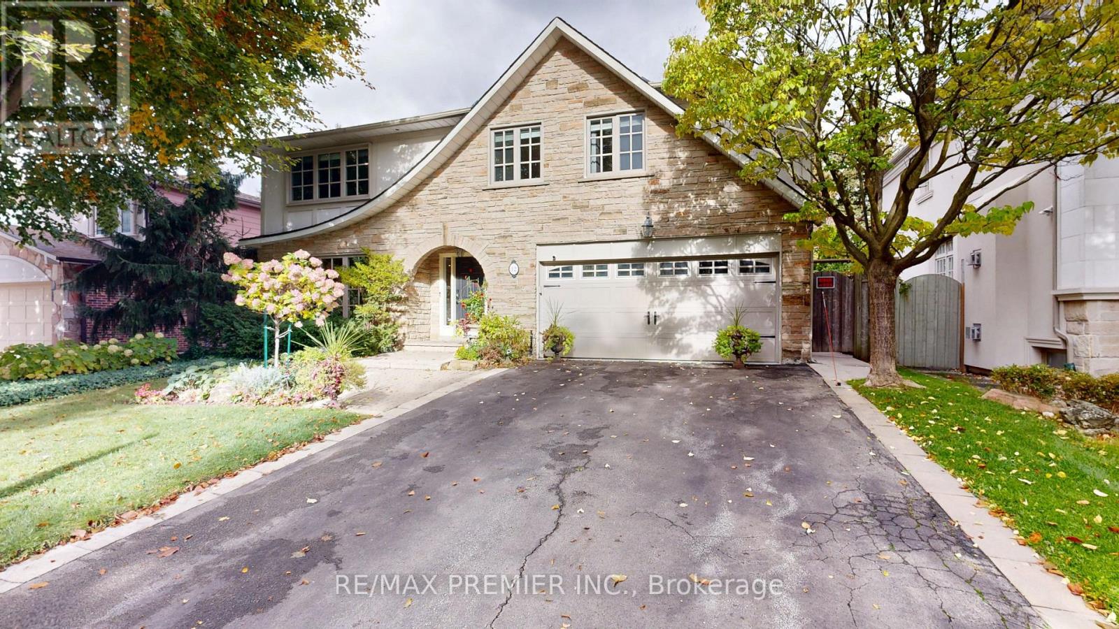 12 CHIPSTEAD ROAD, Toronto, Ontario