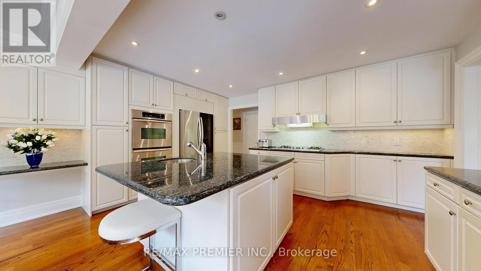 12 Chipstead Road, Toronto, Ontario  M3B 3E6 - Photo 17 - C12483506