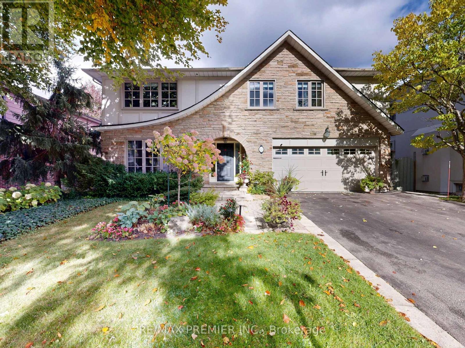 12 Chipstead Road, Toronto, Ontario  M3B 3E6 - Photo 2 - C12483506
