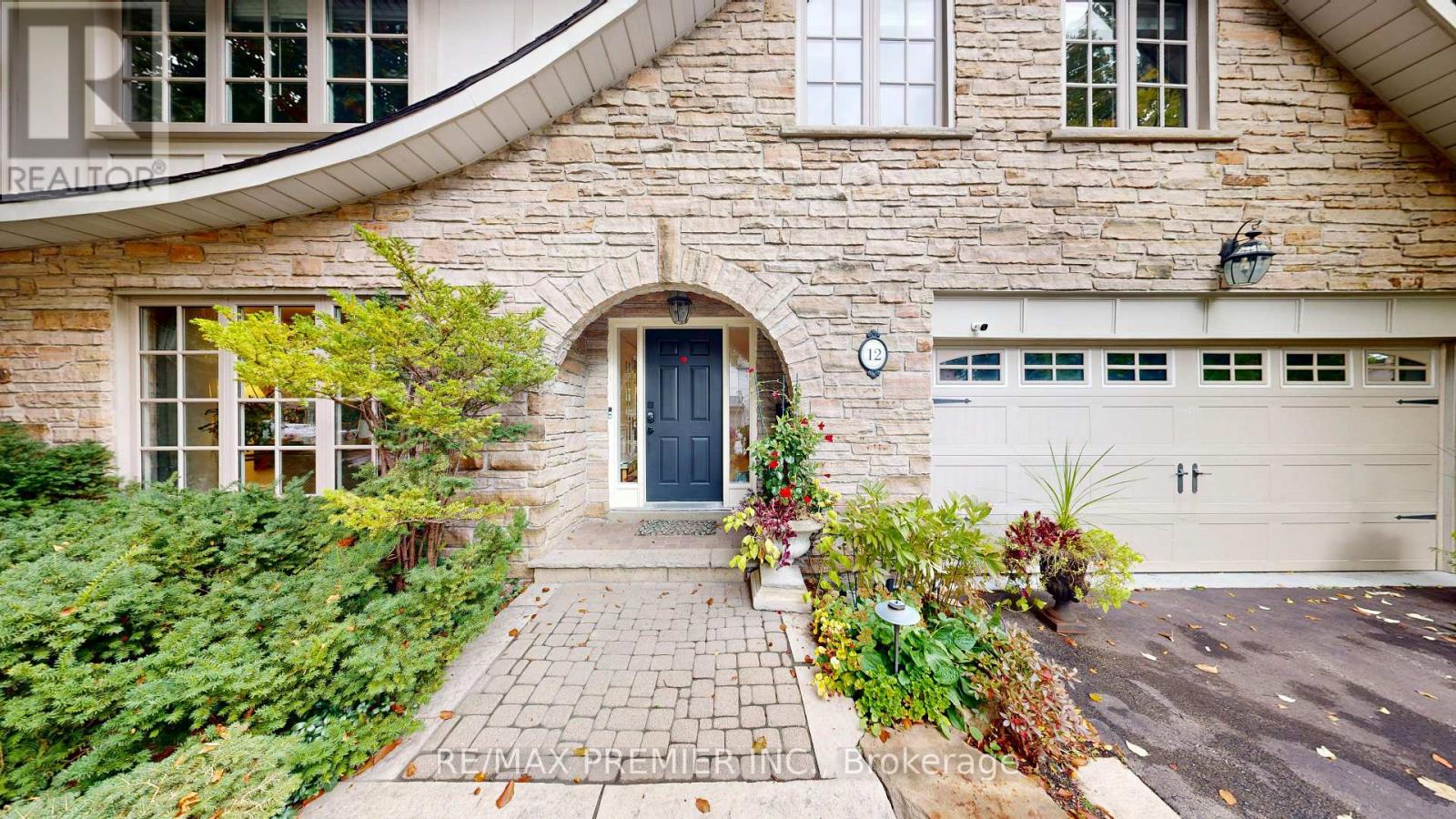 12 Chipstead Road, Toronto, Ontario  M3B 3E6 - Photo 3 - C12483506