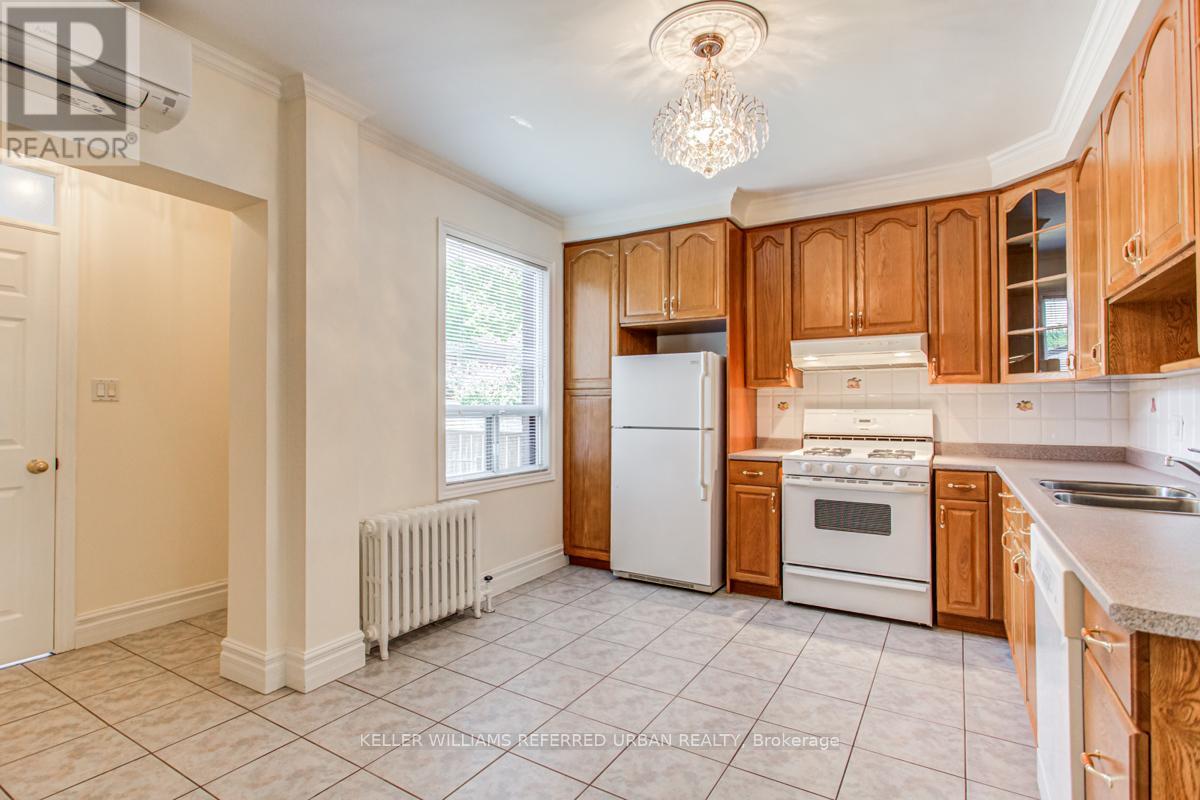 B - 108 Follis Avenue, Toronto, Ontario  M6G 1S9 - Photo 10 - C12483531