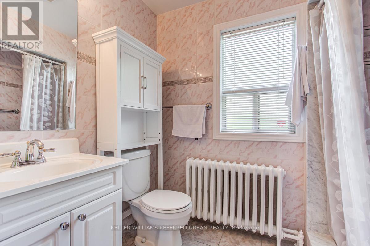 B - 108 Follis Avenue, Toronto, Ontario  M6G 1S9 - Photo 11 - C12483531