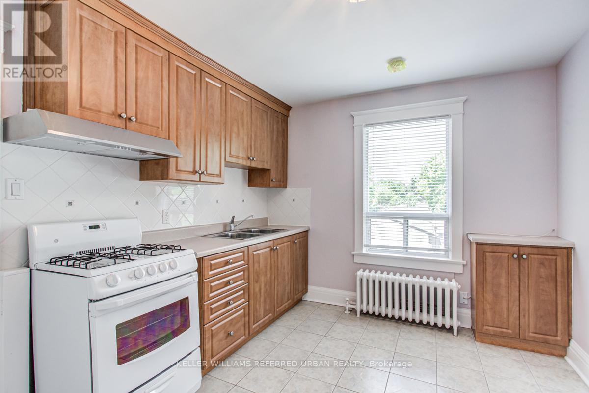 B - 108 Follis Avenue, Toronto, Ontario  M6G 1S9 - Photo 6 - C12483531