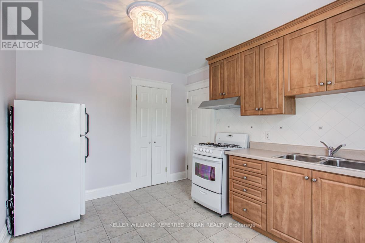 B - 108 Follis Avenue, Toronto, Ontario  M6G 1S9 - Photo 7 - C12483531