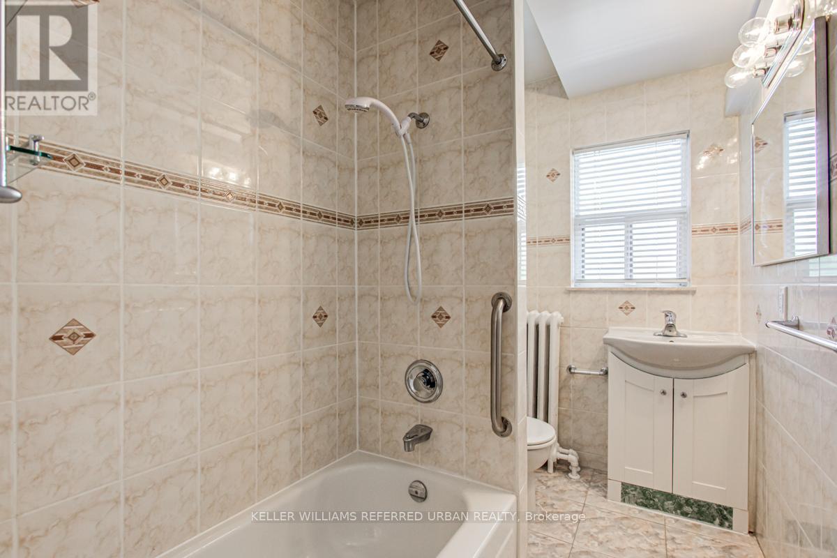 B - 108 Follis Avenue, Toronto, Ontario  M6G 1S9 - Photo 8 - C12483531