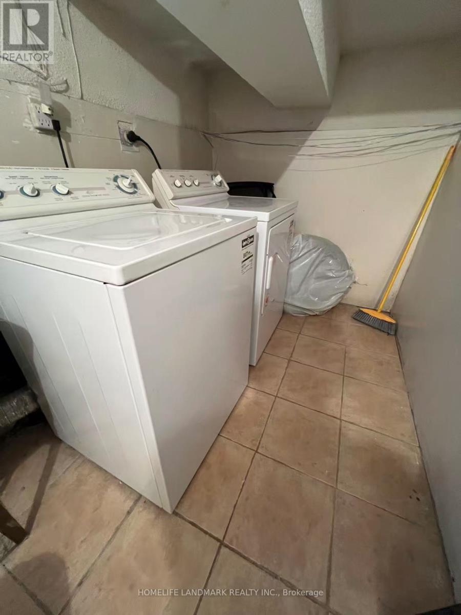 1016 Lucerne Crescent, Mississauga (Creditview), Ontario  L5C 3Y6 - Photo 17 - W12483123