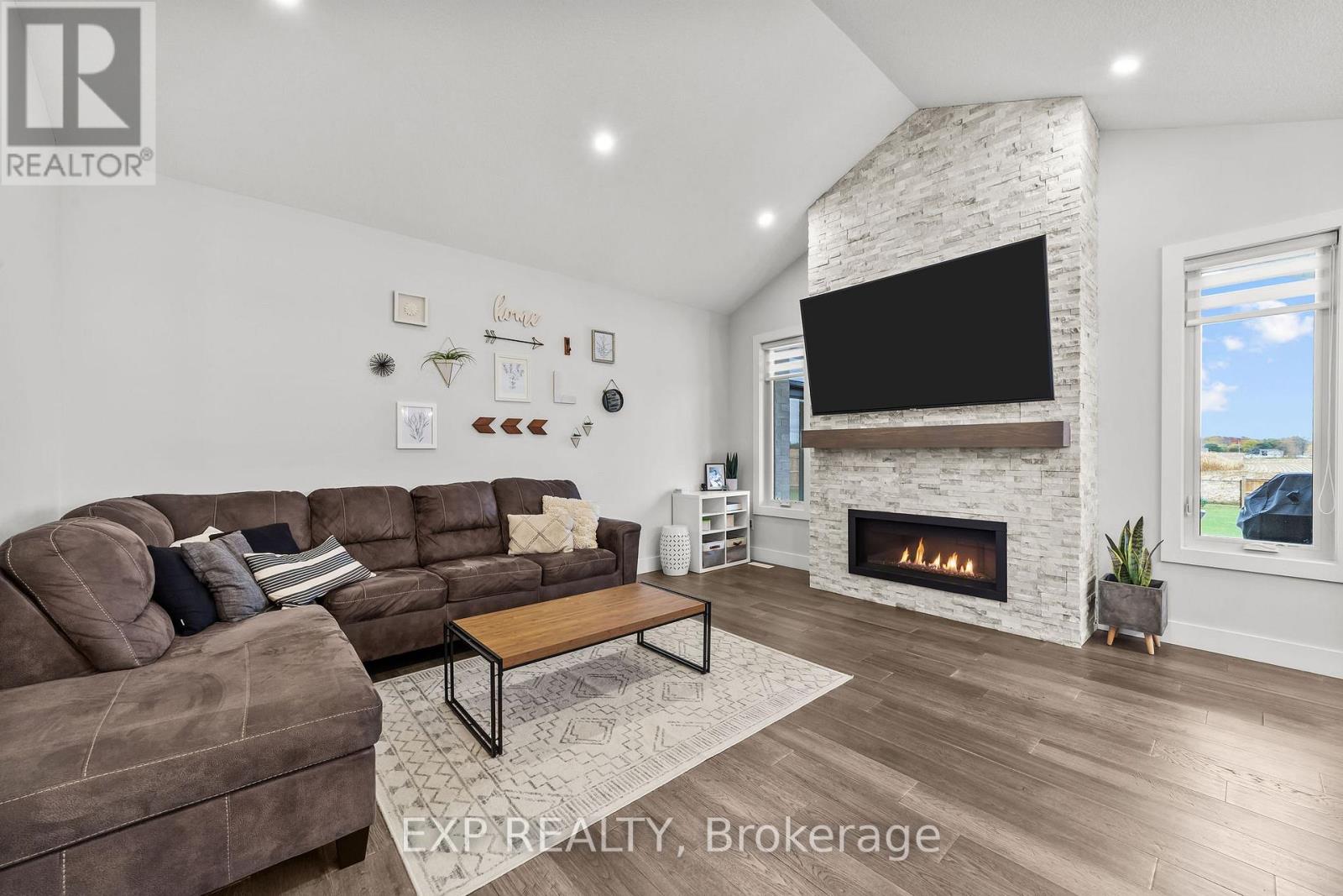6572 Calvert Drive, Adelaide Metcalfe, Ontario  N7G 3H5 - Photo 14 - X12483636